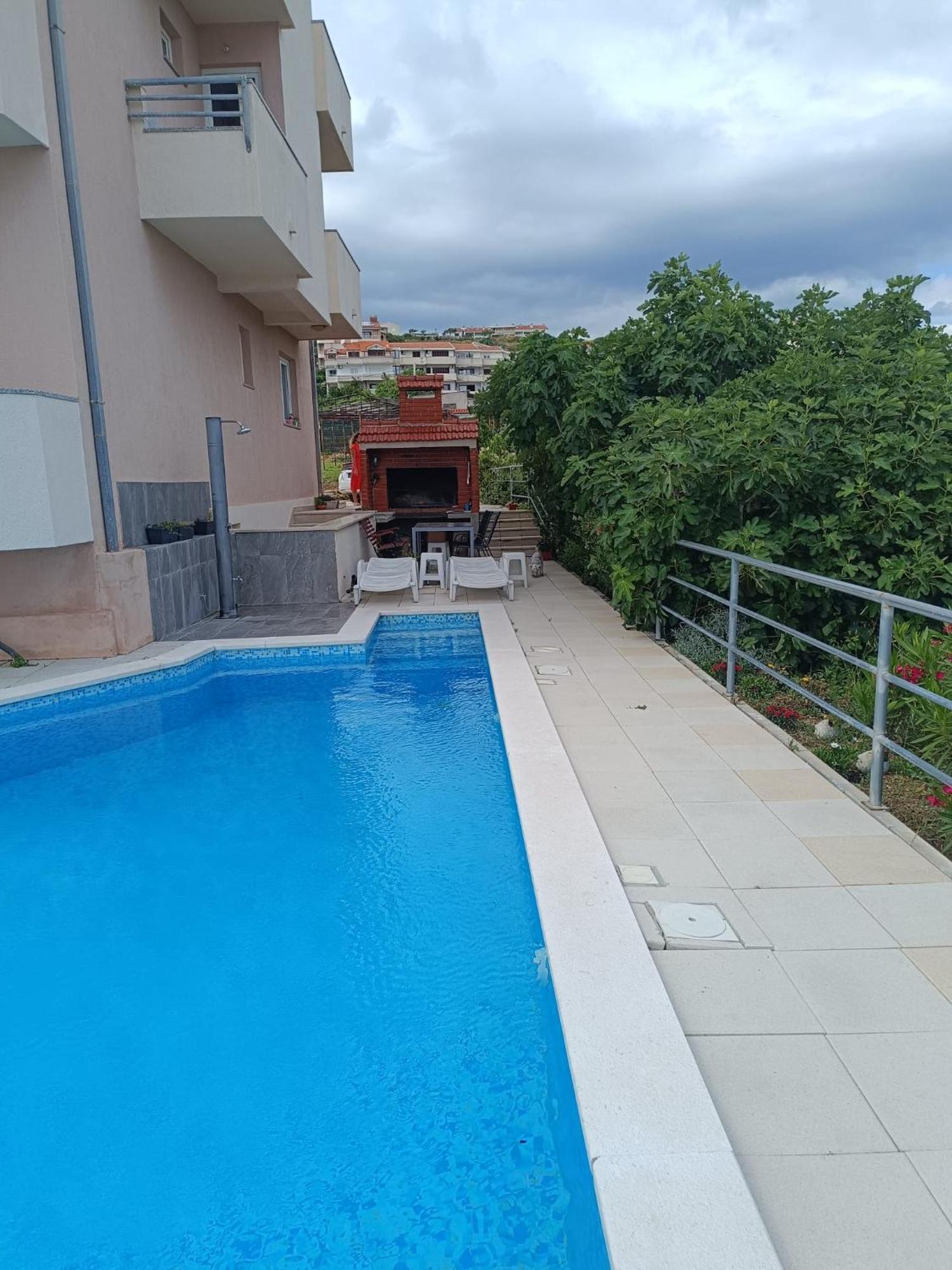 Apartment Lo - With Swimming Pool Split Exterior photo